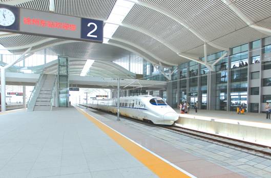 11高铁列车停靠徐州东站.jpg