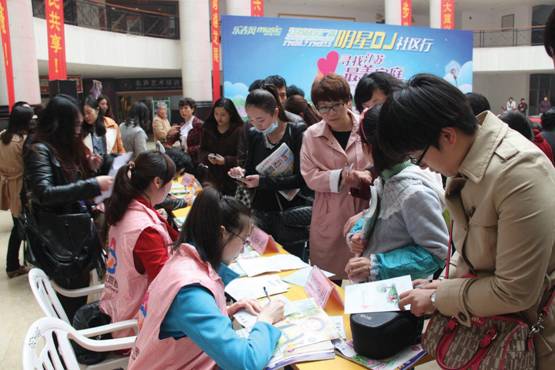 11 镇江市妇联走进丹阳开展“最美家庭”推荐登记.jpg