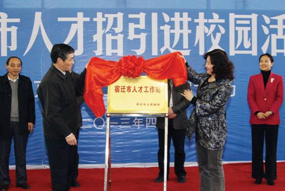 开展“人才招引进校园”活动.jpg